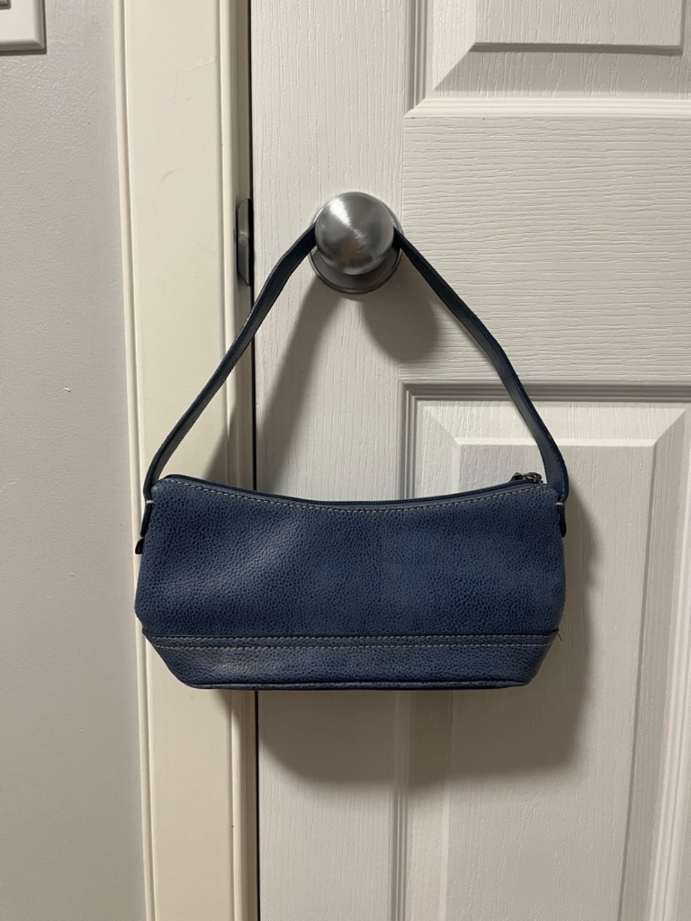 Classic Tommy Hilfiger Blue Shoulder Bag with Textured Finish